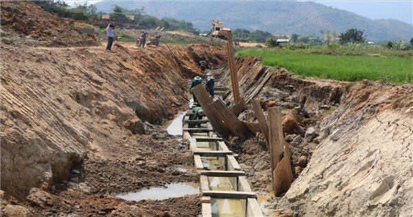 khảo sát địa chất công trình là hoạt động quan trọng để xác định đặc điểm của đất và đá dưới lòng đất, đảm bảo an toàn cho các dự án xây dựng